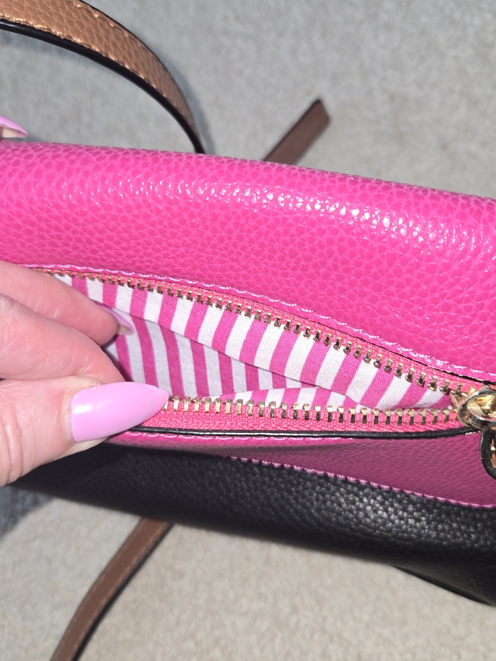 New 3- Tone Hot Pink and Black Leather Purse with Gold Hardware Shoulder Strap - Picture 7 of 8